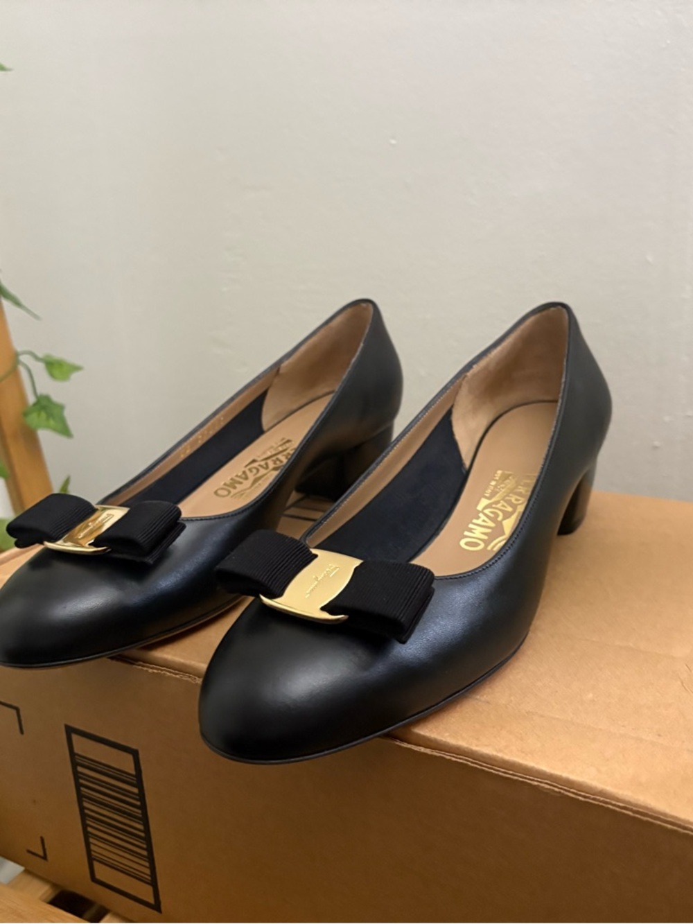 Salvatore Ferragamo Black Leather Bow Ballet Flats with Gold Hardware - Picture 3 of 8